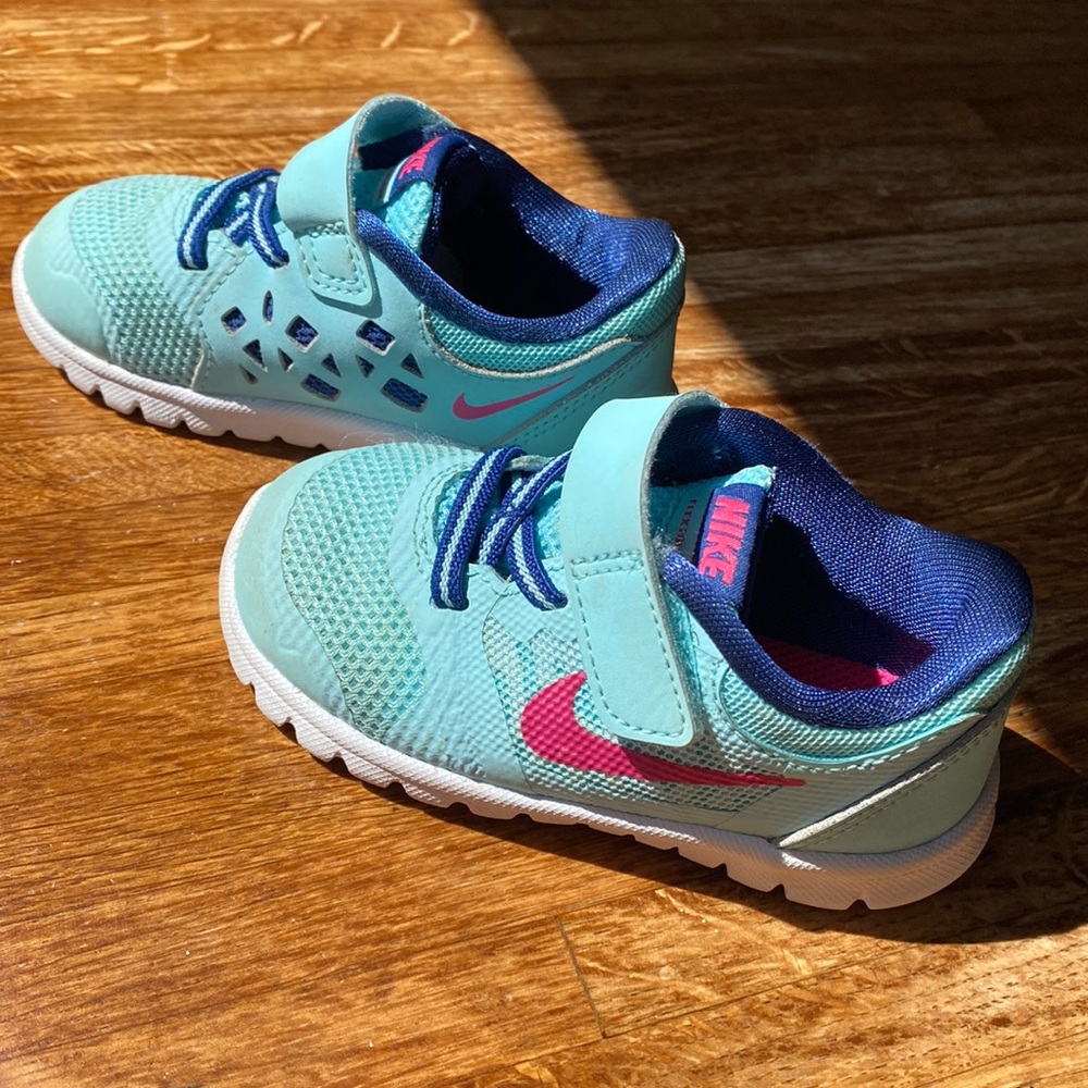 Kids Nike size 6 shoes
